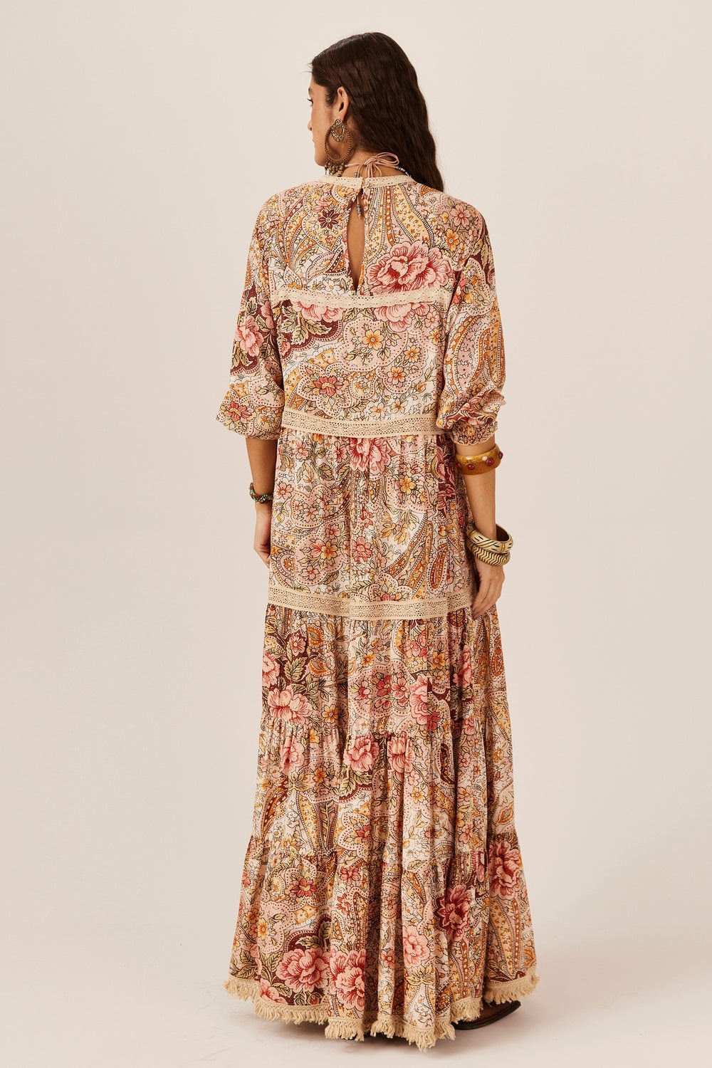 Vestido Longo Detalhes Em Renda Bege Estampa Paisley Yacamim C30
