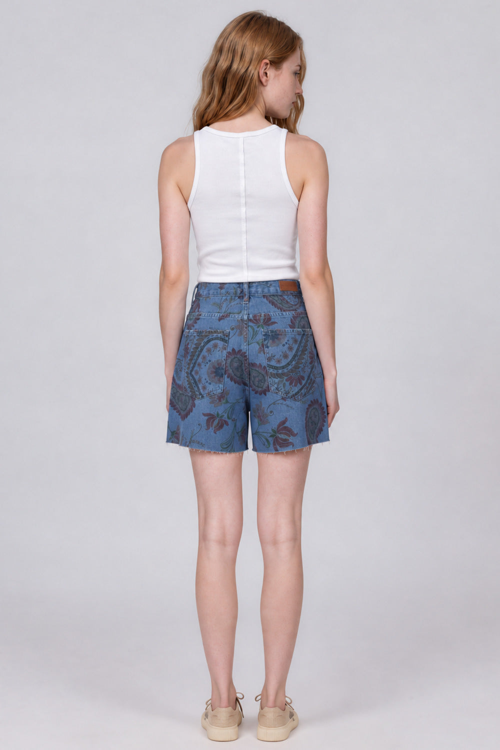 Shorts Jeans Azul Com Estampa Paisley Yacamim R5