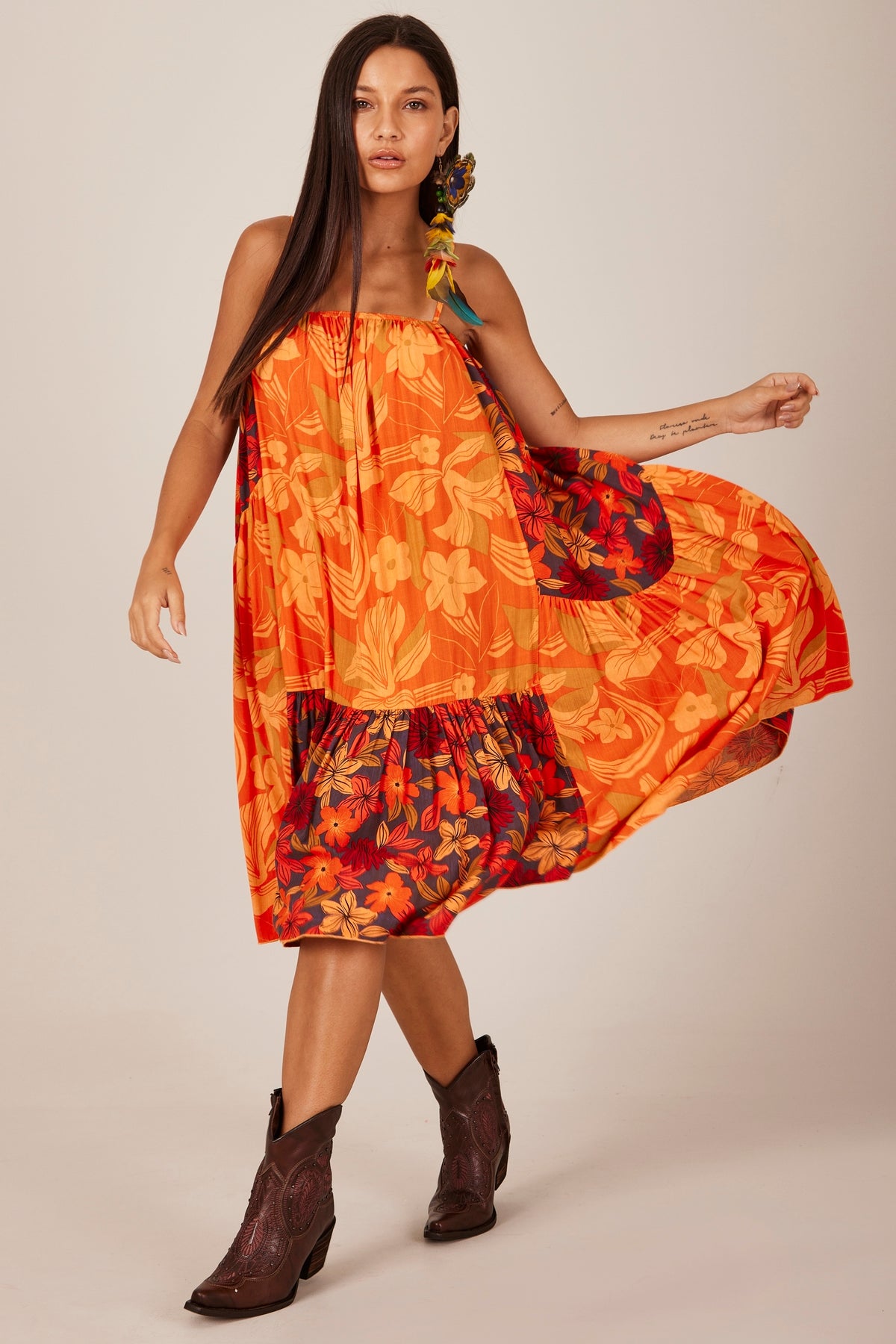 Vestido Curto Com Recortes Laranja Patchwork Yacamim C23