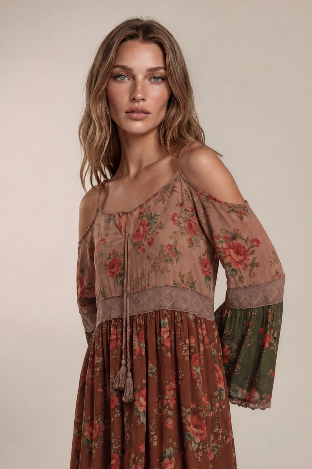 Vestido Curto Com Alças E Ombros Vazados Marrom Patchwork Yacamim E12