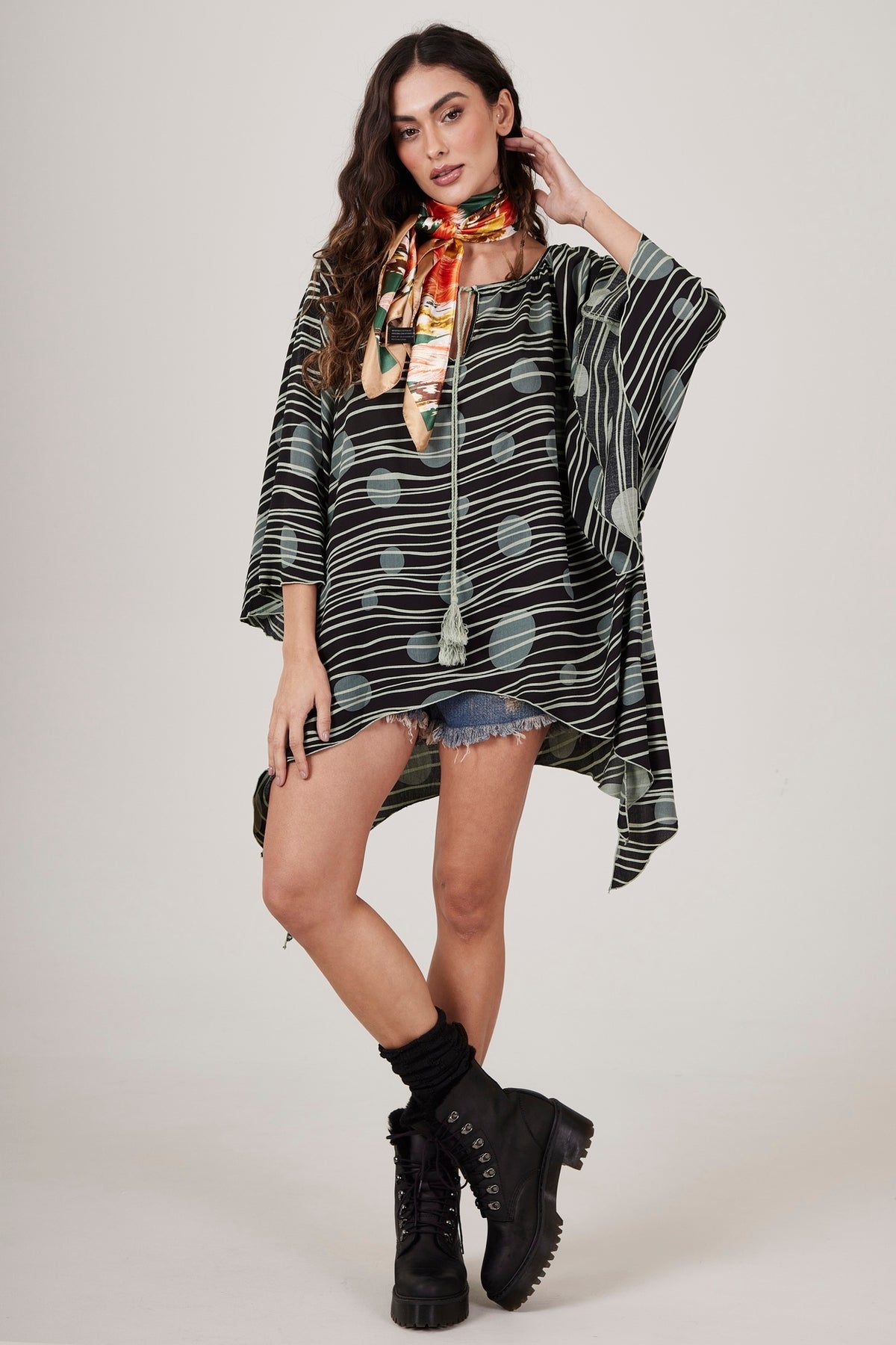 Bata Ampla Com Pontas Preto E Verde Estampa Poá Yacamim B2