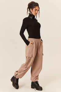 Calça Cargo De Viscolinho Com Bolsos Marrom Claro Yacamim R9
