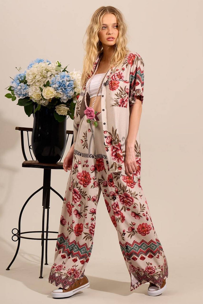 Calça Pantalona Com Abertura Em Uma Perna Bege Estampado Yacamim A7