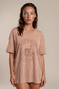 Blusa Básica Marrom Claro Estampada Nas Costas Coleção Peru Yacamim K15