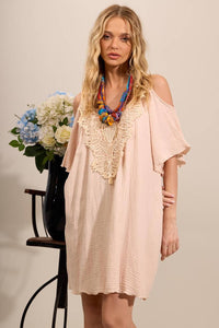 Vestido Curto Com Ombros Vazados Bege Yacamim C13