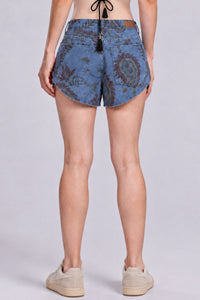 Shorts Jeans Azul Com Estampa Paisley Yacamim S9