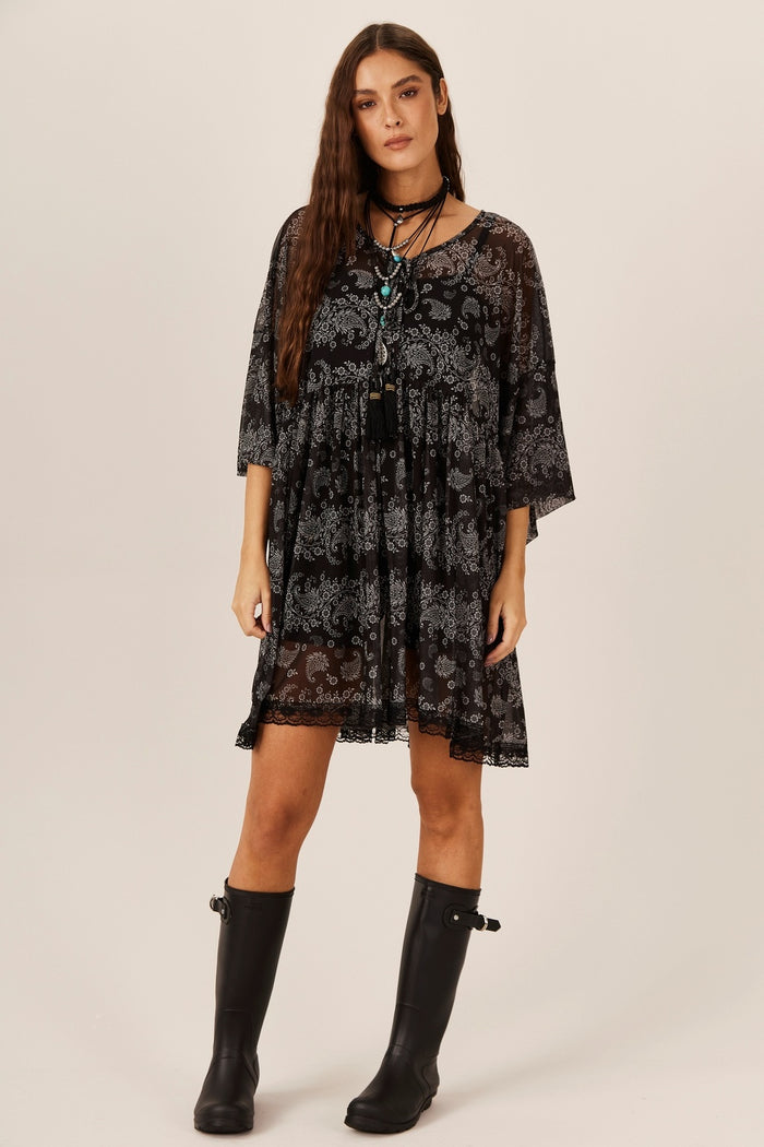 Bata Ampla Tule Preta Paisley Yacamim D1