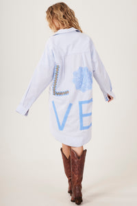 Camisa Alongada Bordados Love Azul Claro Xadrez Yacamim A16