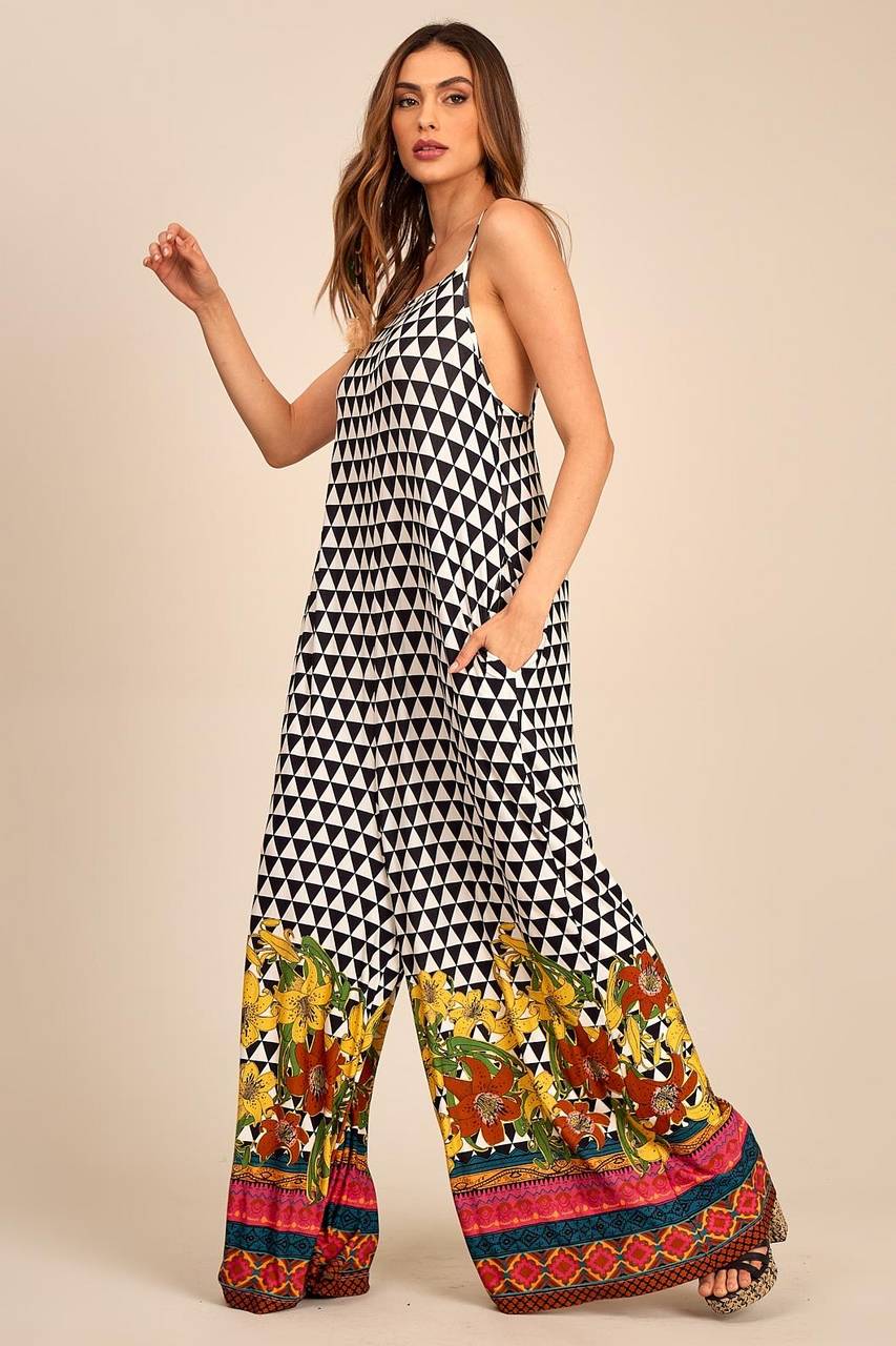 Macacão Pantalona Com Bolsos Preto E Branco Estampa Geométrica Yacamim