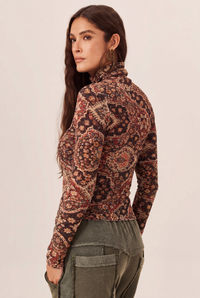Blusa Canelada De Gola Alta Bordô Estampada Yacamim B2