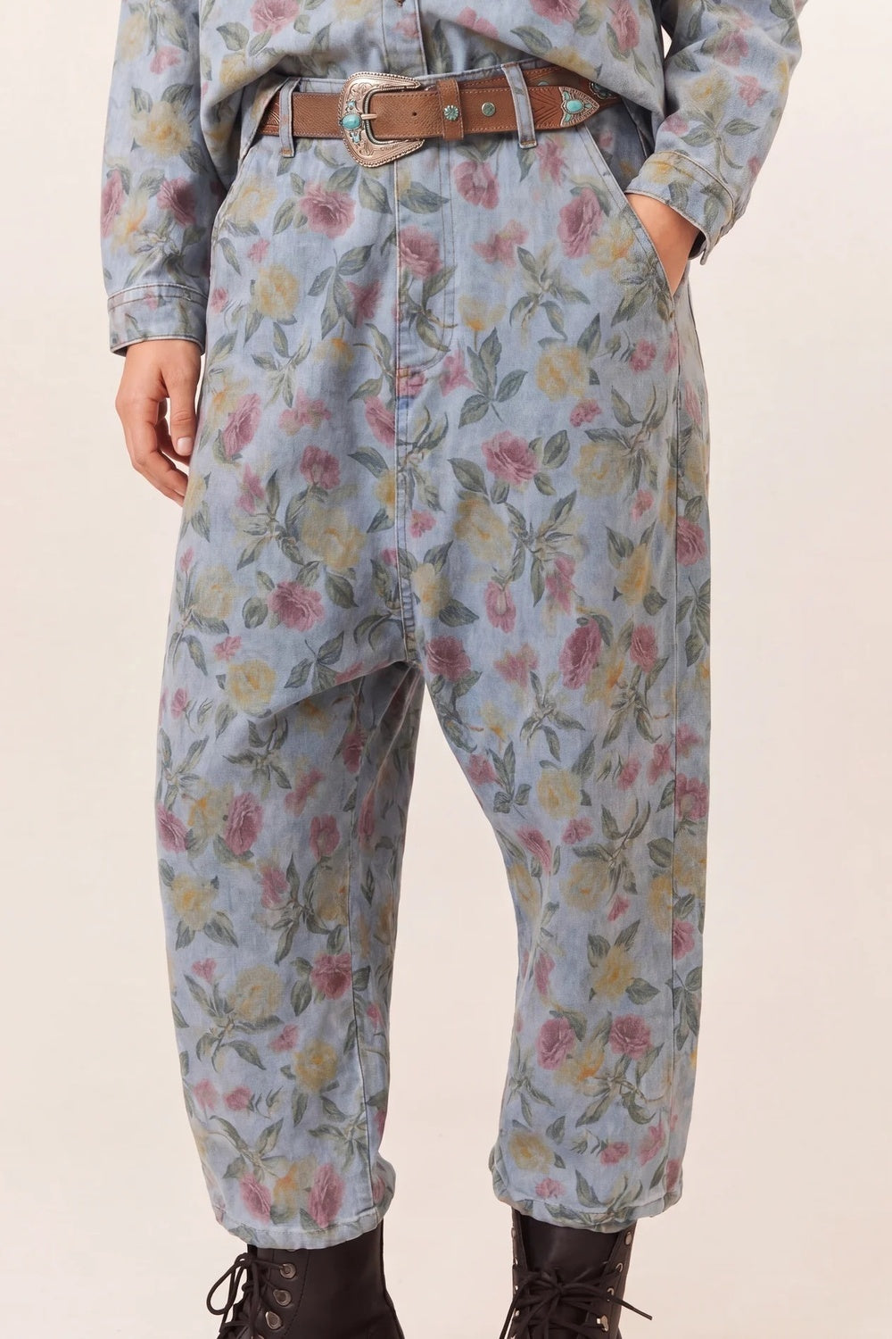 Calça Saruel Jeans Azul Com Estampa De Flores Yacamim A16