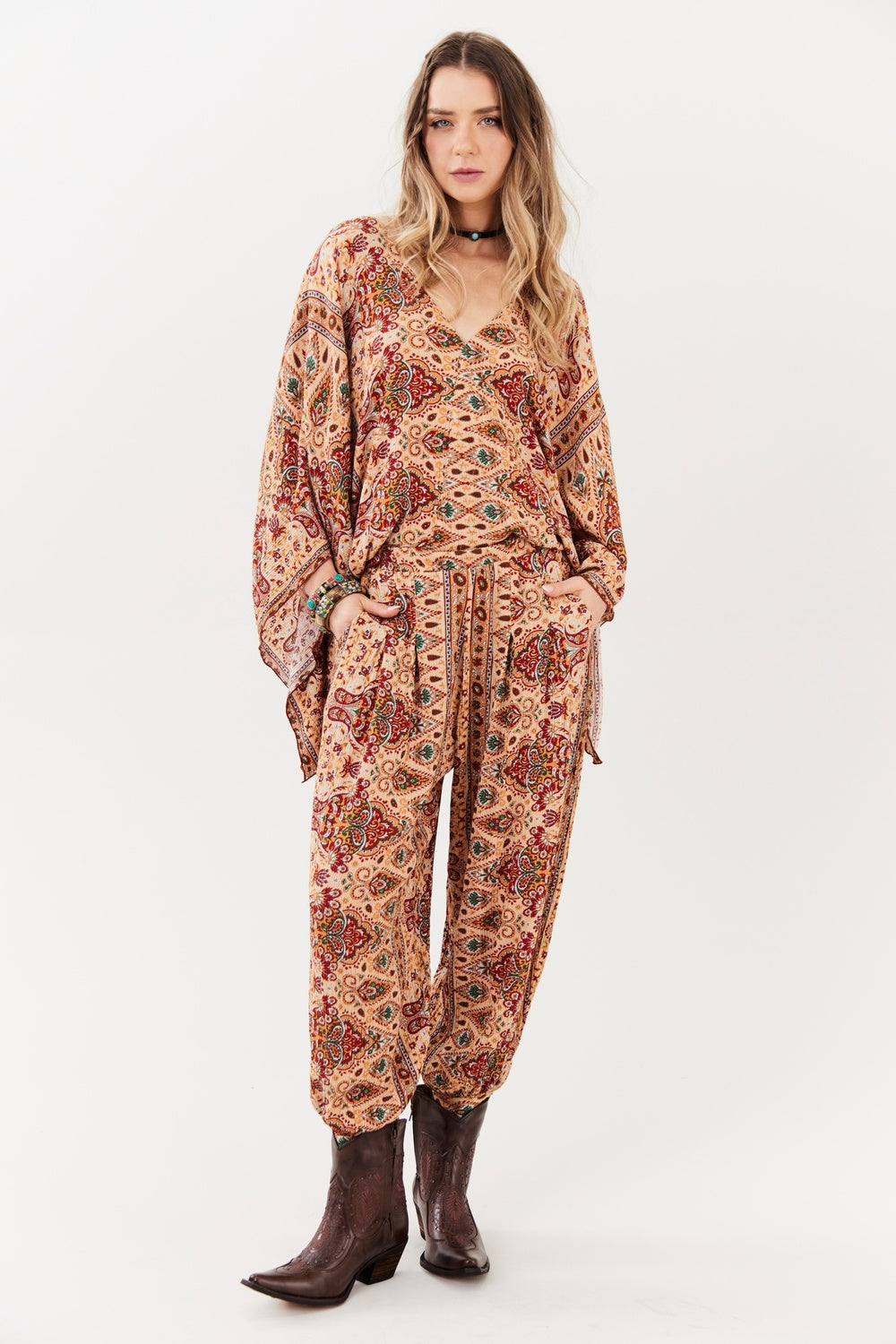 Calça Com Bolsos Bege Paisley Yacamim A33