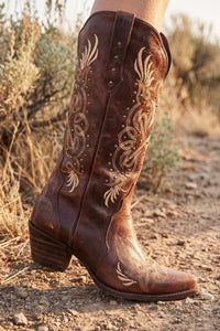 Bota Cano Longo Bico Fino Bordados Marrom Yacamim #370