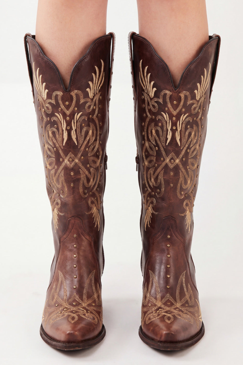 Bota Cano Longo Bico Fino Bordados Marrom Yacamim #370
