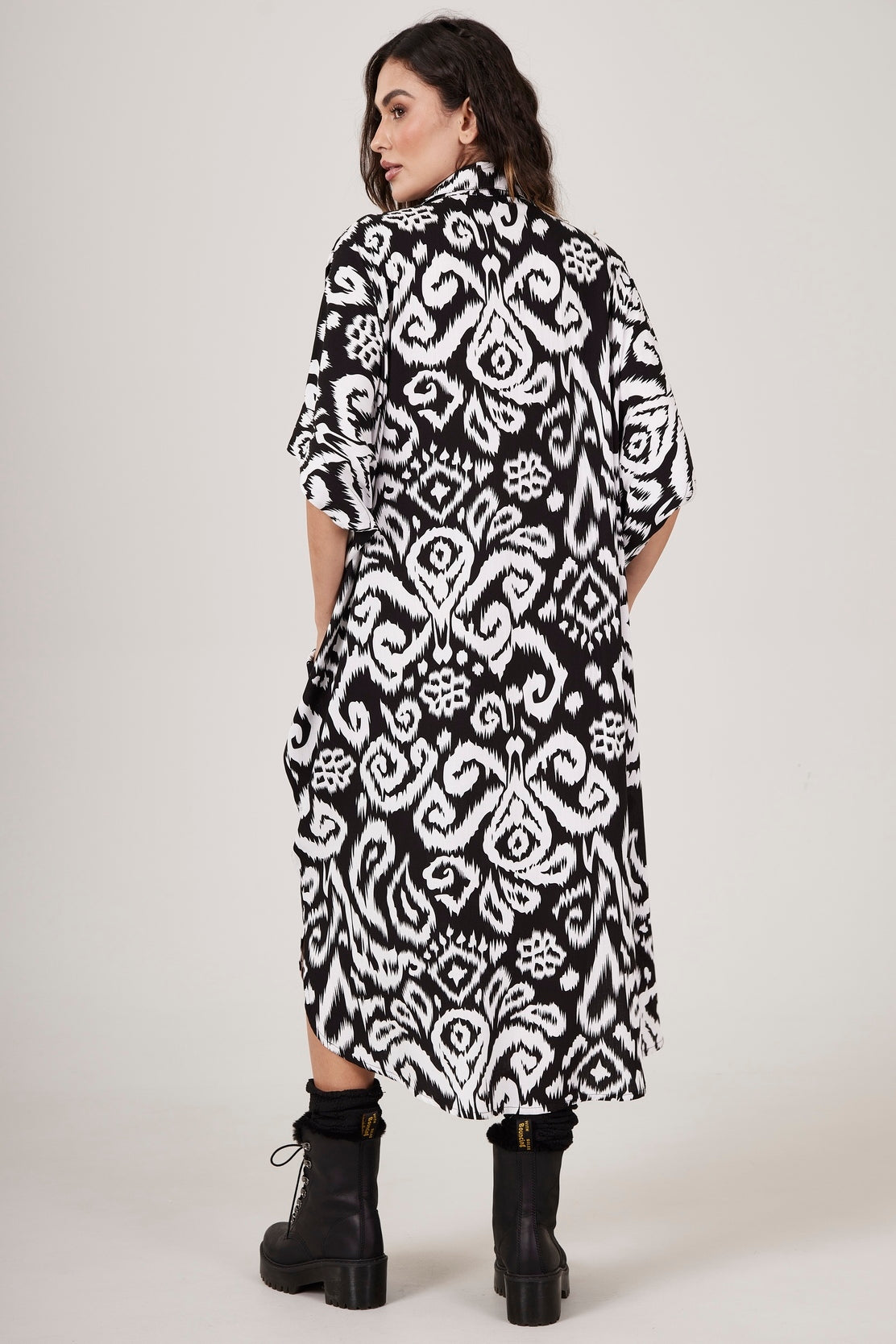 Chemise Midi Estampada Branca E Preta Estampada Yacamim N9