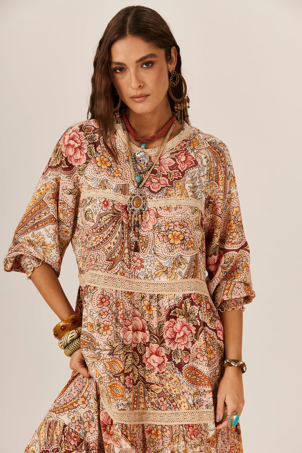 Vestido Longo Detalhes Em Renda Bege Estampa Paisley Yacamim C30