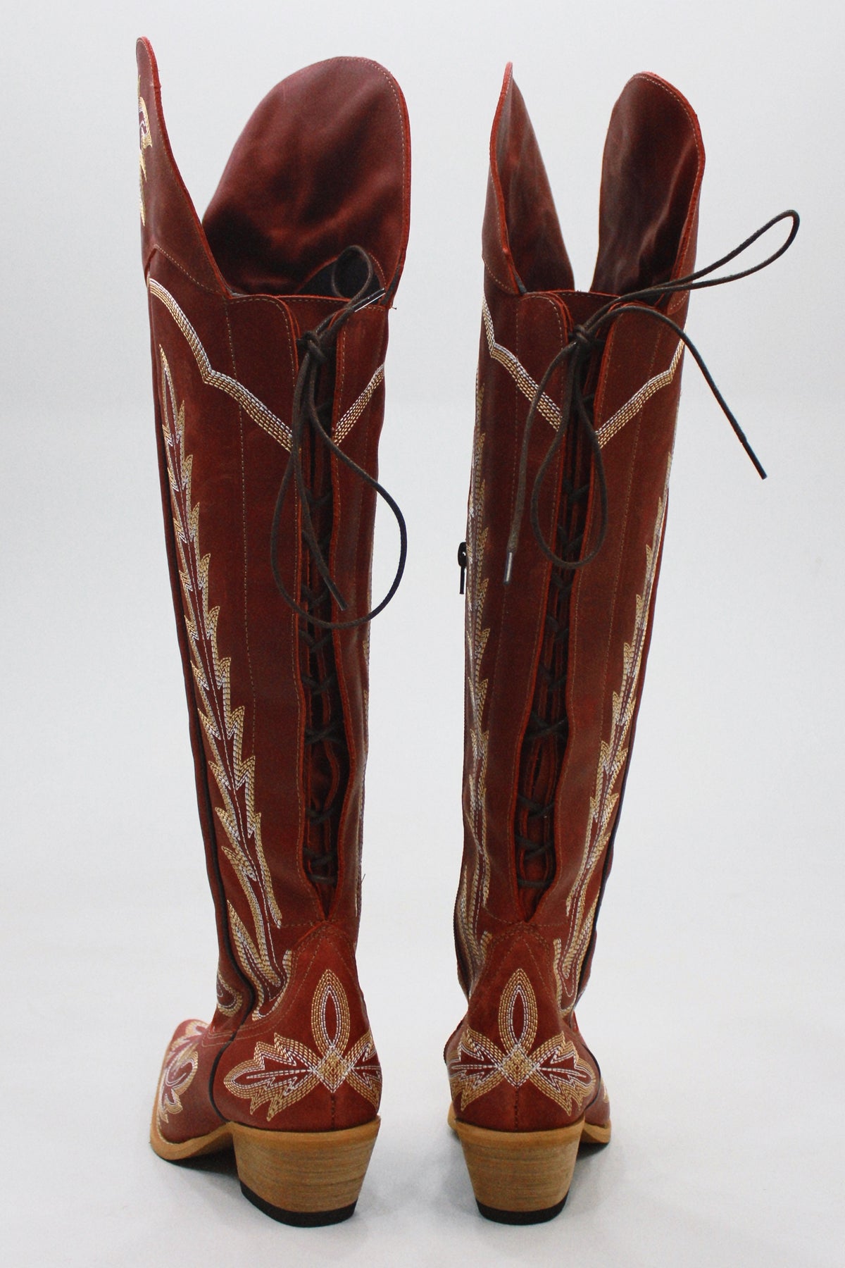 Bota Cano Alto 52cm Bordada Vermelha Yacamim #470