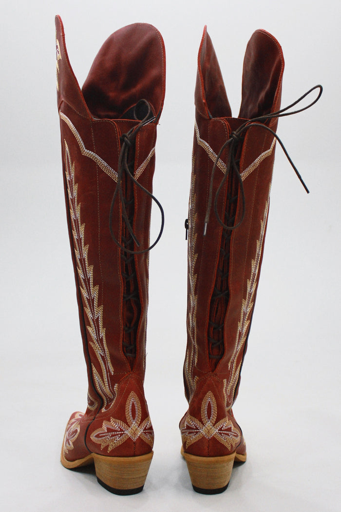 Bota Cano Alto 52cm Bordada Vermelha Yacamim #470