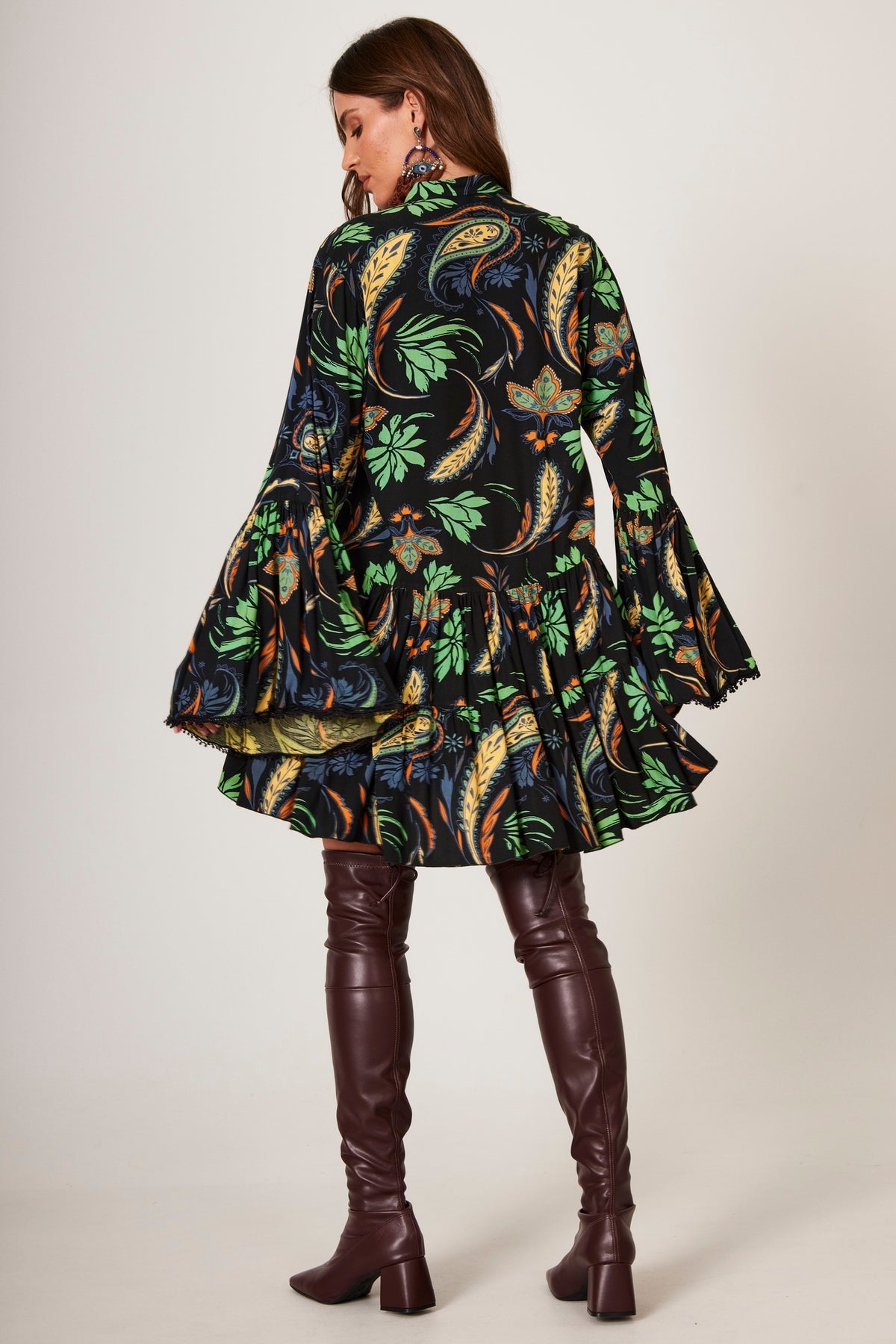 Vestido Curto Com Mangas Flare Preto Cashmere Yacamim B24