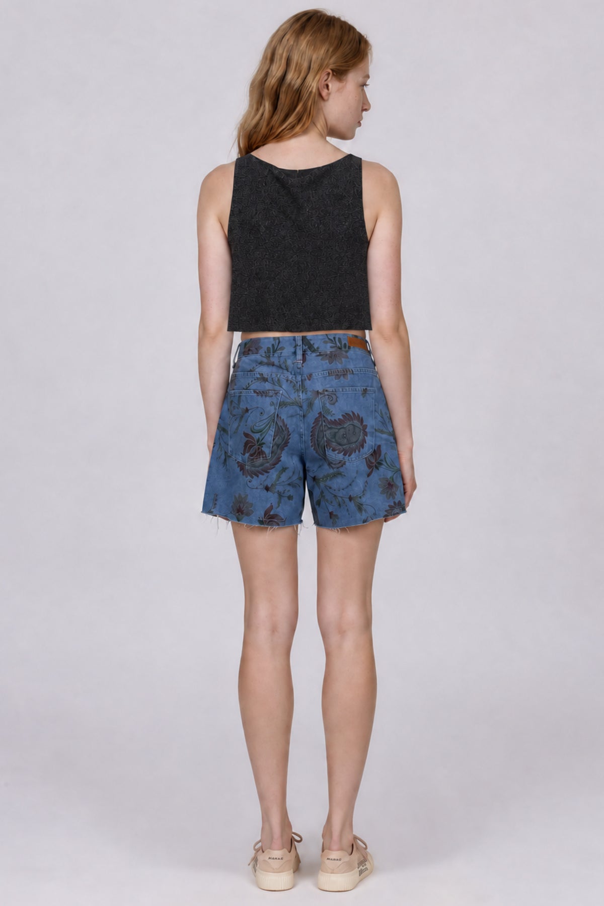 Bermuda Jeans Azul Com Estampa Paisley Yacamim R5