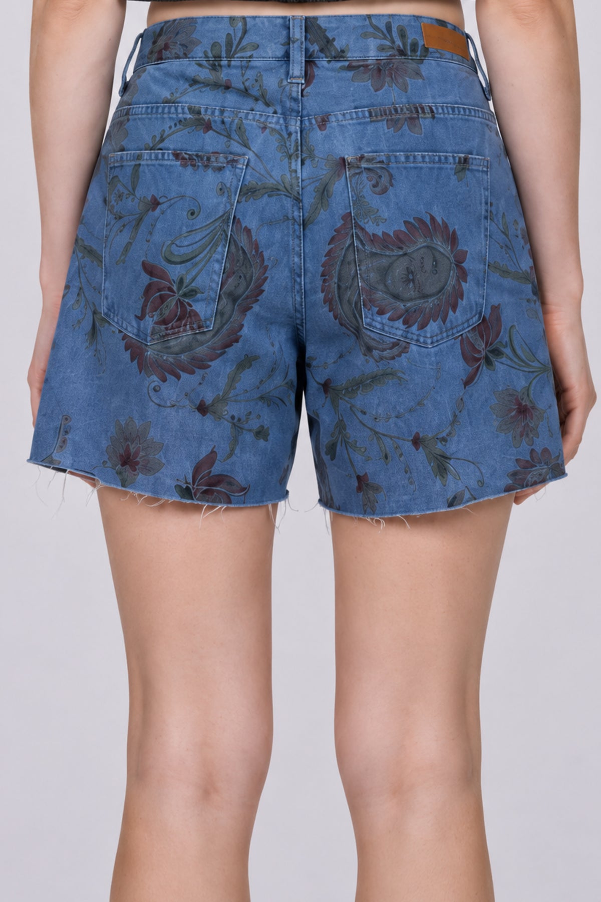 Bermuda Jeans Azul Com Estampa Paisley Yacamim R5