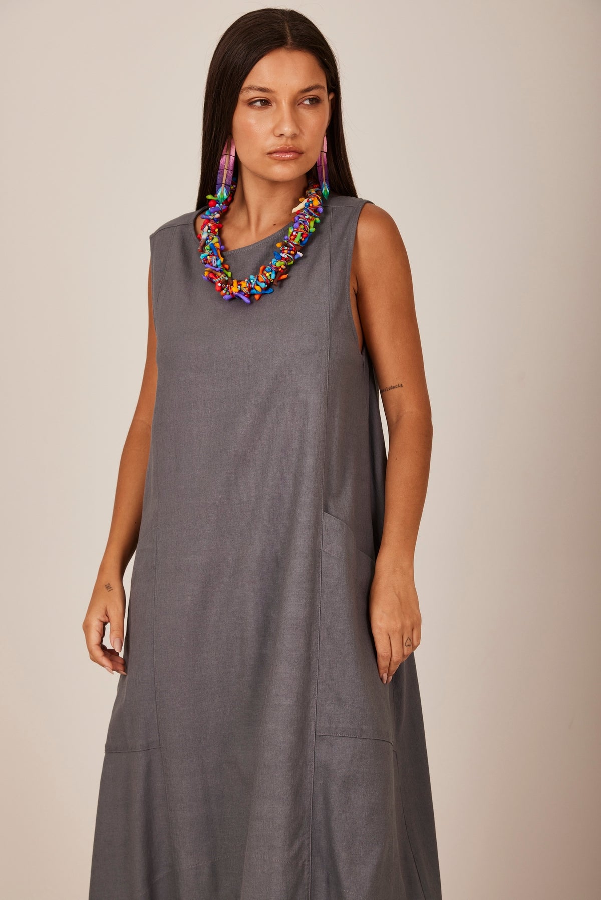 Vestido Curto De Linho Regata Cinza Escuro Yacamim E8 Liso