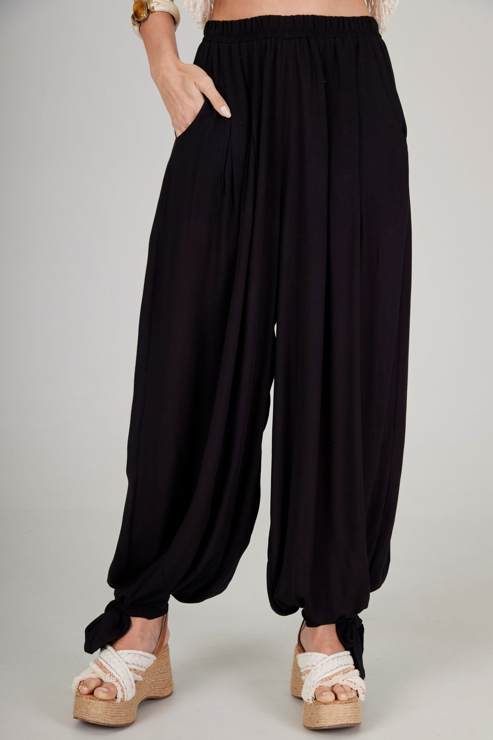 Calça Aladim Com Bolsos Preta Yacamim H5