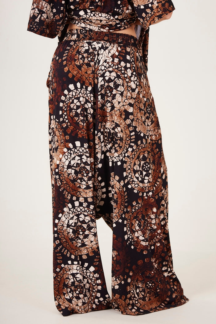 Calça Saruel Pantalona Estampa De Batik Marrom Yacamim H10