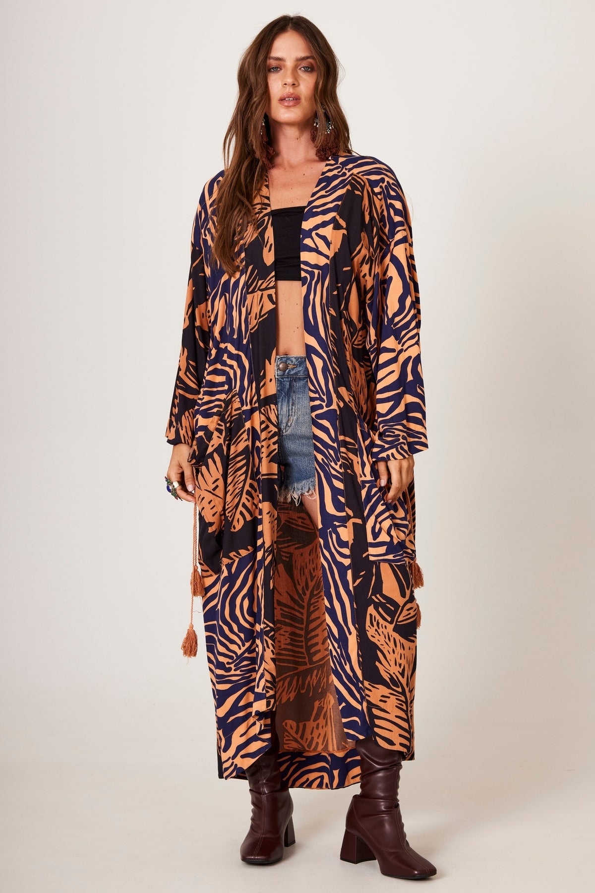 Kimono Longo Com Bolsões Marrom Claro E Preto Estampado Yacamim J3