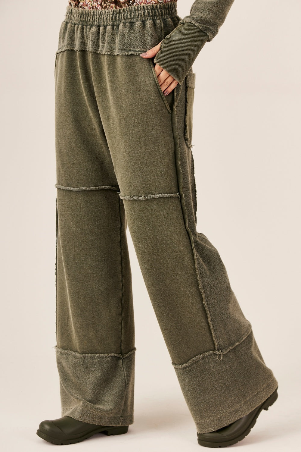 Calça De Moletom Com Recortes E Bolsos Verde Yacamim T2