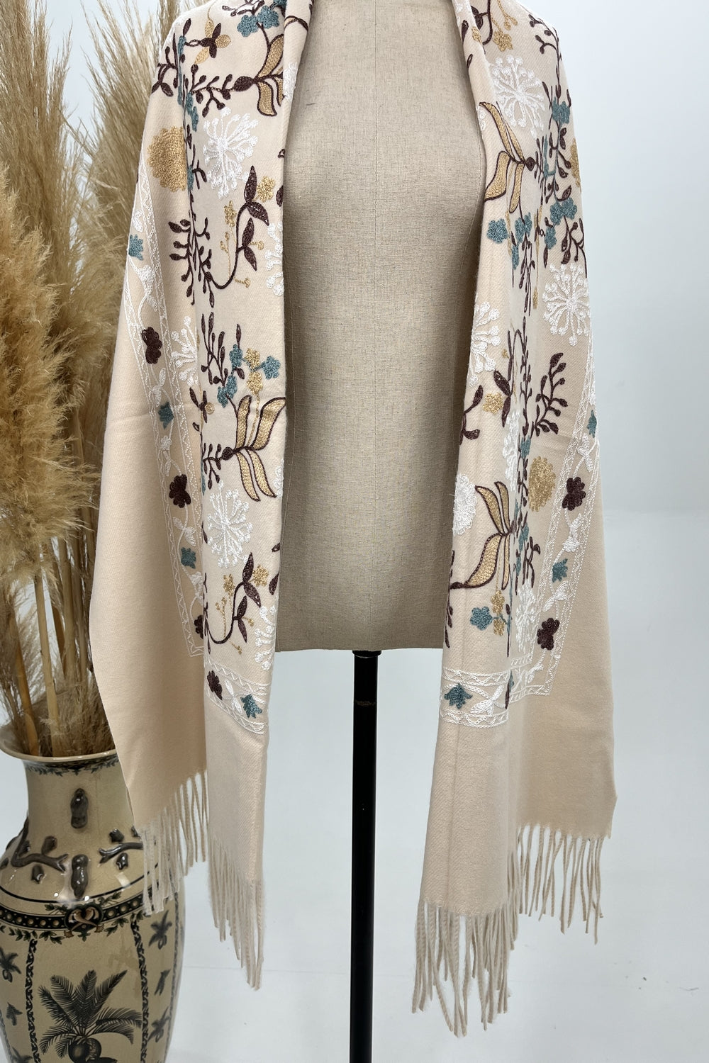 Cachecol Cashmere Bege Bordado Yacamim #233