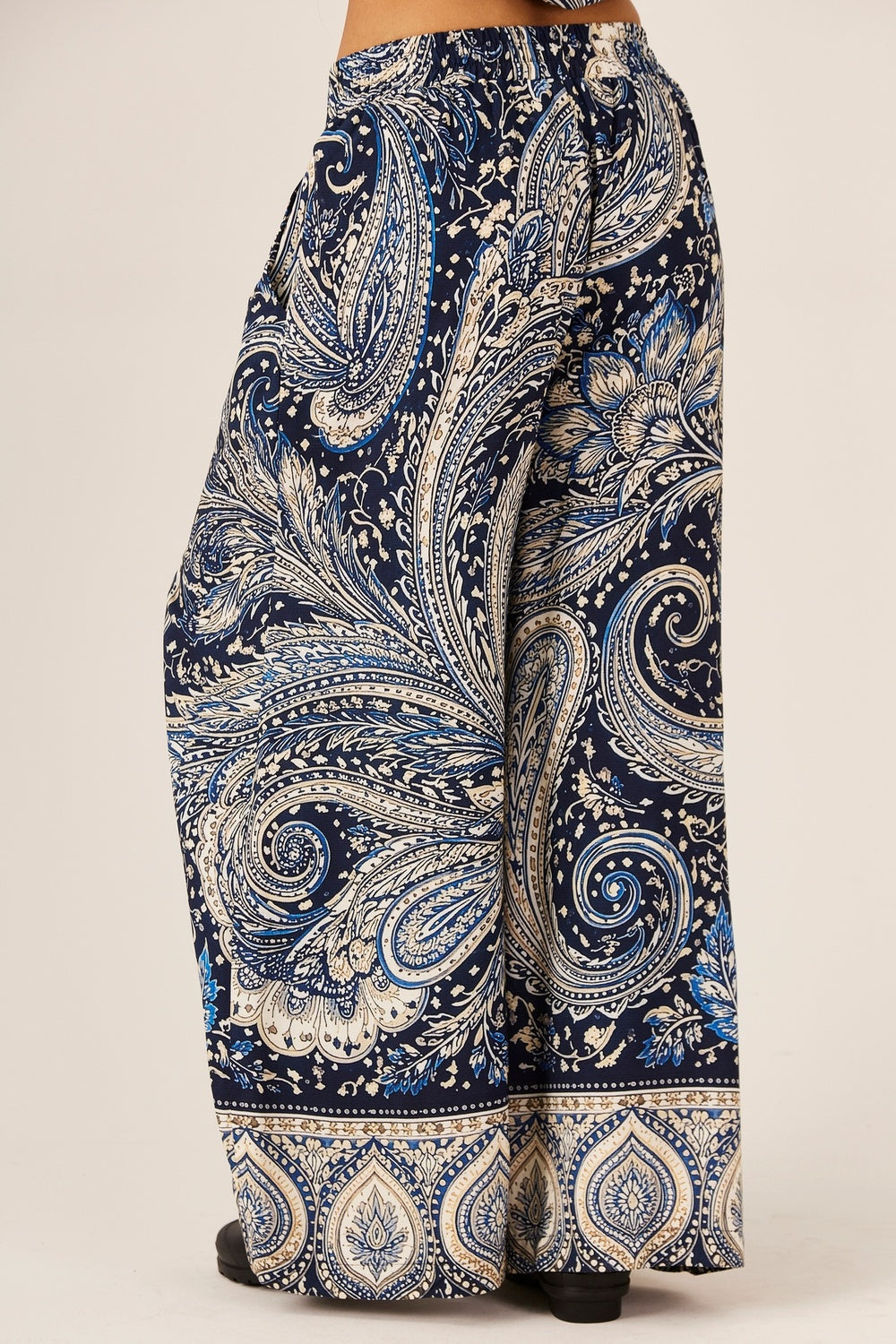 Calça Pantalona Bolsos Azul Estampa Paisley Yacamim A20
