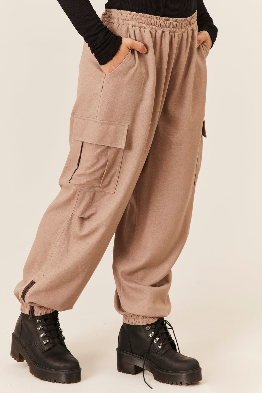 Calça Cargo De Viscolinho Com Bolsos Marrom Claro Yacamim R9