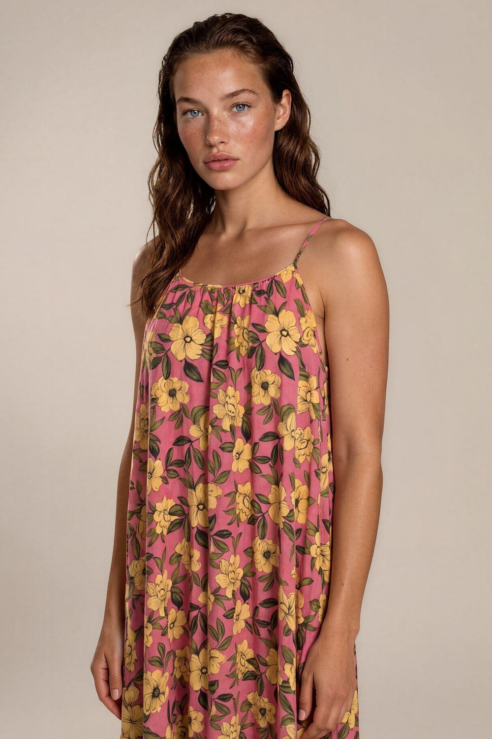 Vestido Midi Amplo Alças Reguláveis Goiaba Floral Patchwork Yacamim C16