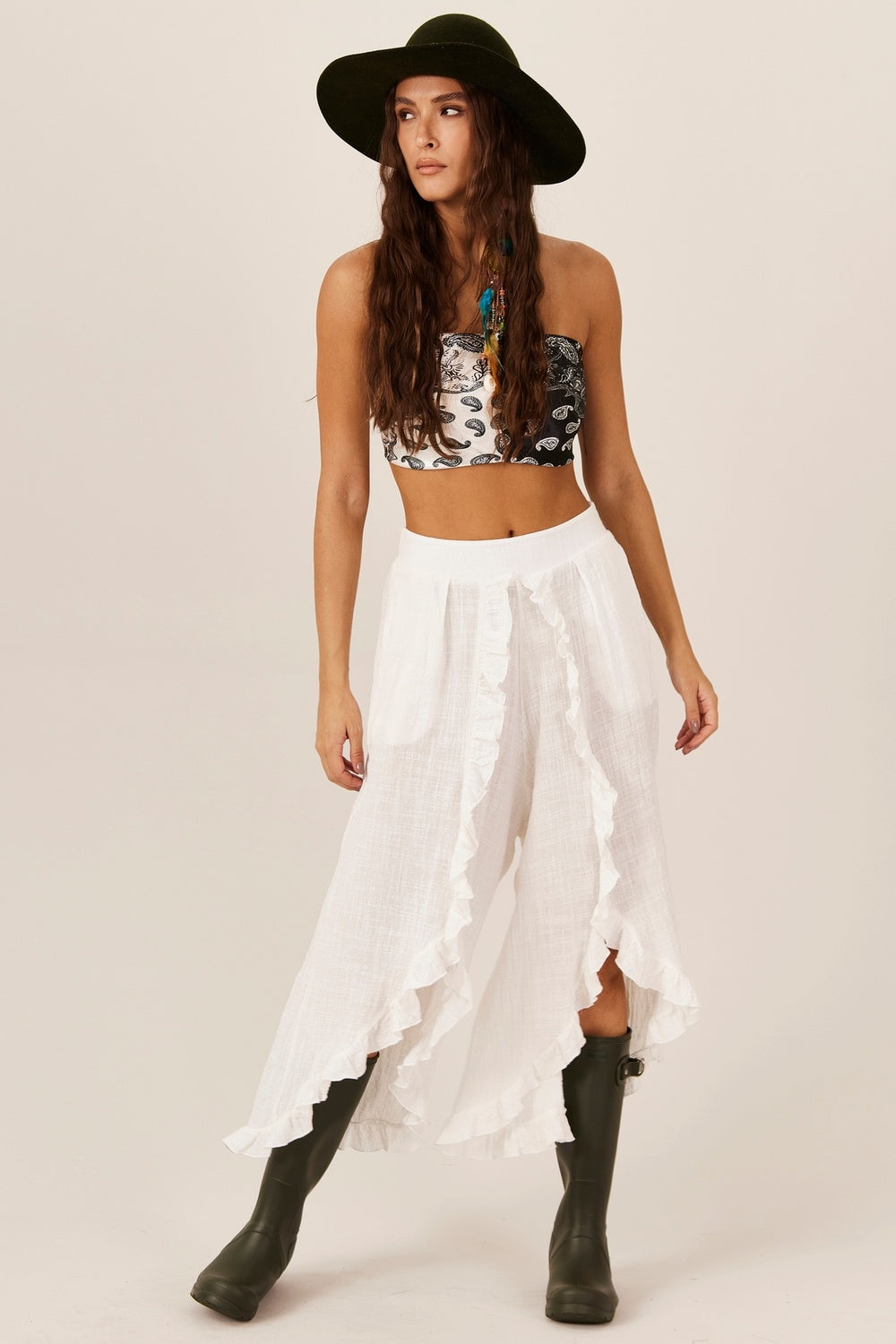 Calça Com Babados E Bolsos Branca Yacamim G7