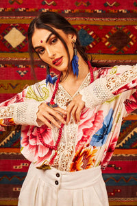 Camisa Ampla Com Mangas Longas E Detalhes De Rendas Bege Estampado Yacamim<br />