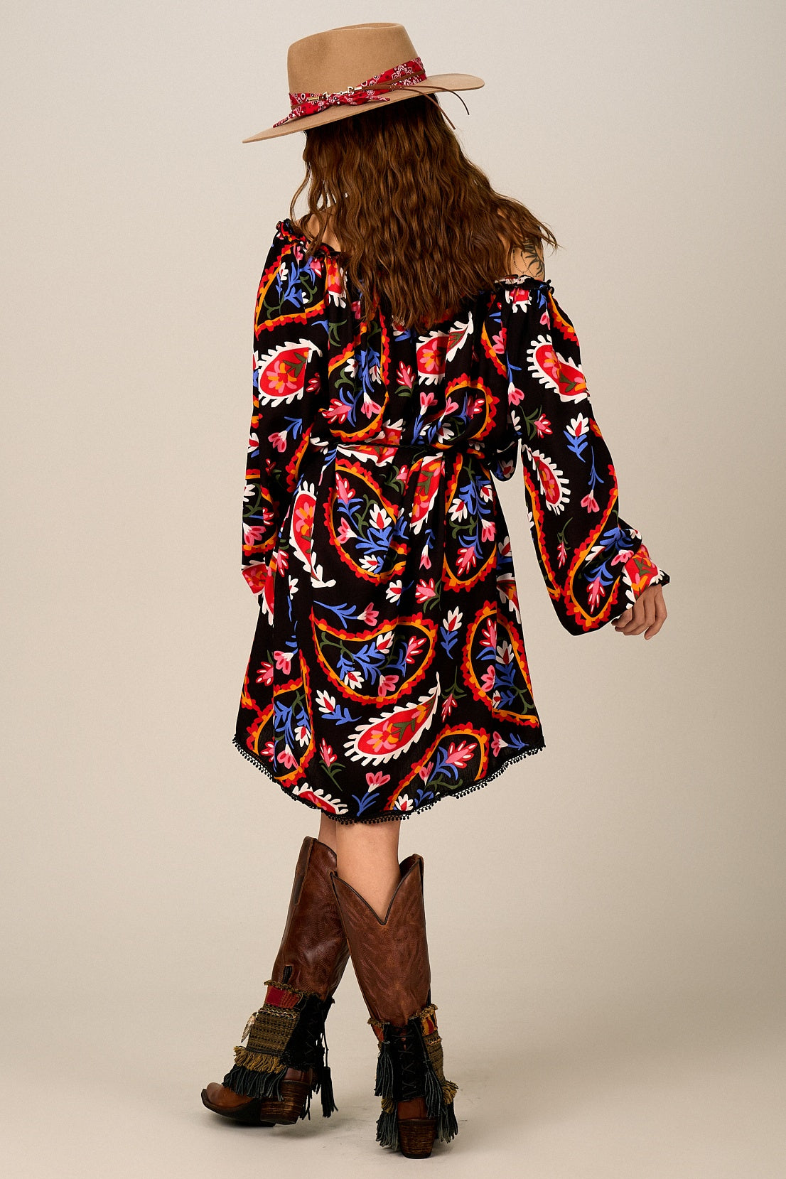 Vestido Curto Preto Estampa Cashmere Yacamim C22