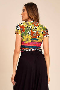 Cropped De Mangas Curtas Transpassado Amarelo Estampada Yacamim F12<br /><br />