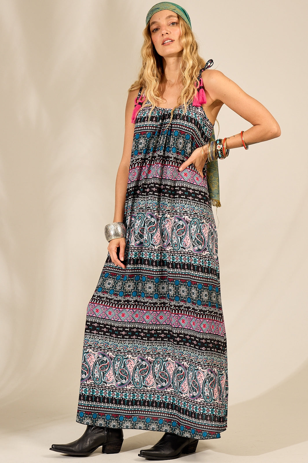 Vestido Longo Com Alças E Pompons Pretos Estampa Paisley Yacamim E14