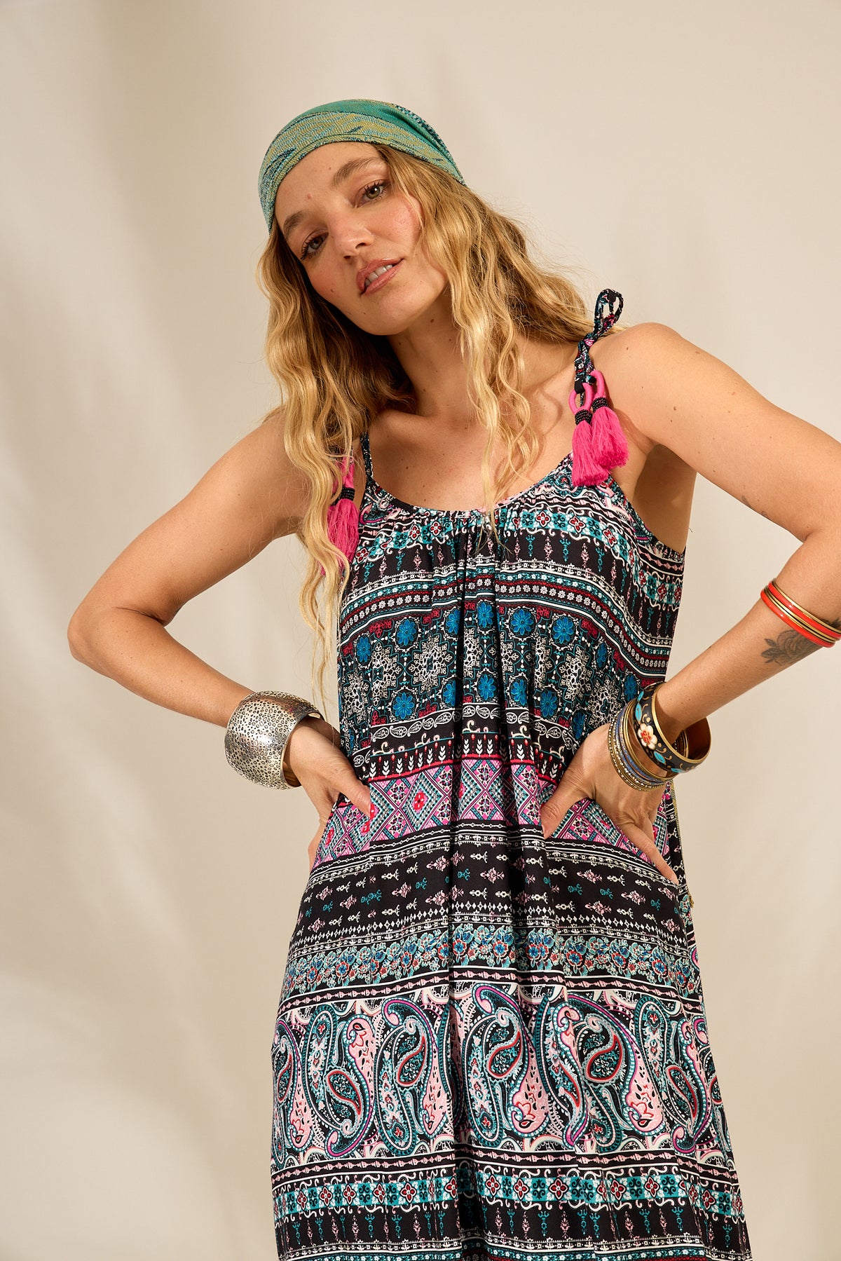 Vestido Longo Com Alças E Pompons Pretos Estampa Paisley Yacamim E14