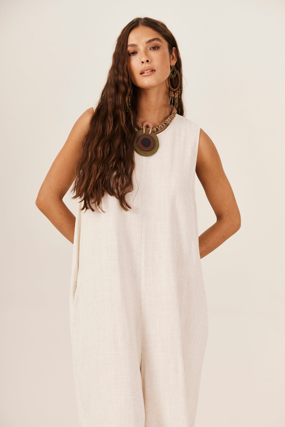 Macacão Longo Pantalona Com Bolsos Bege Yacamim O3