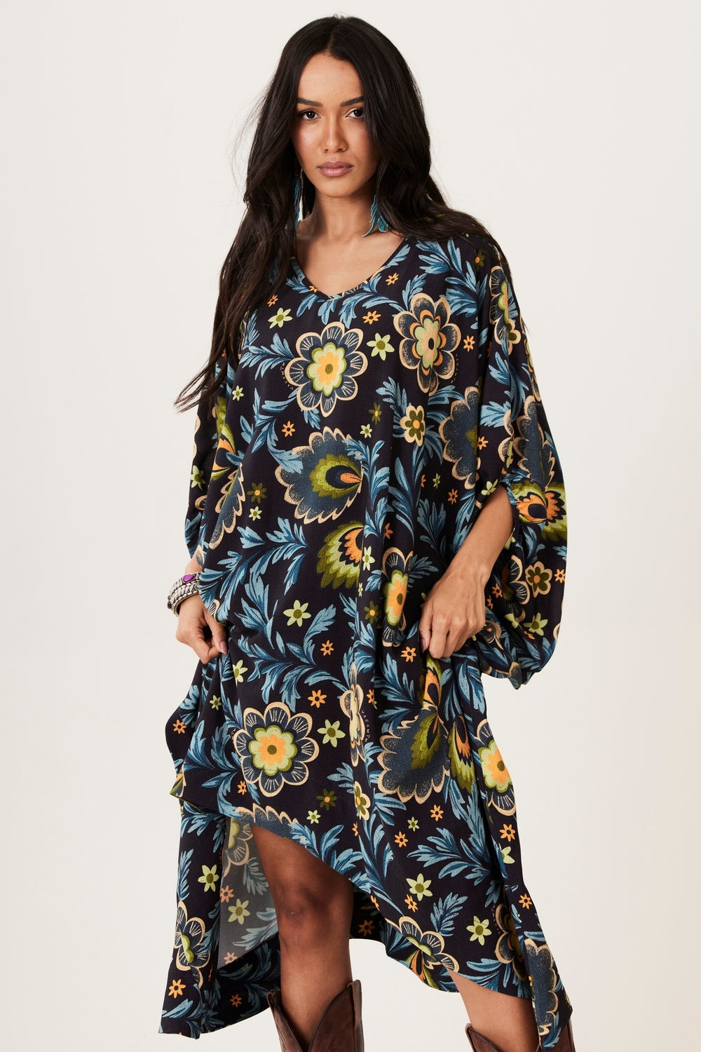 Kaftan Amplo Com Mangas Longas Preto Floral Yacamim I10