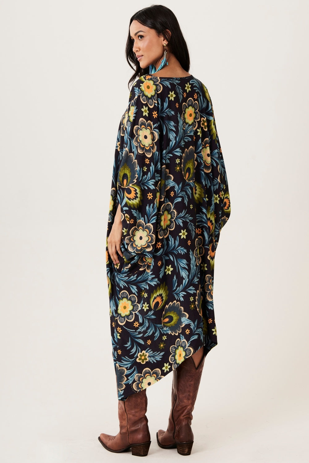 Kaftan Amplo Com Mangas Longas Preto Floral Yacamim I10