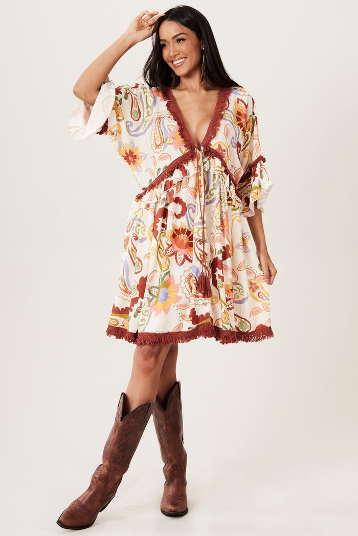 Vestido Curto Aberto Com Franjas Bege Paisley Yacamim E5