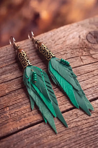 Brinco Artesanal De Couro Verde Com Metal Trabalhado Yacamim #156
